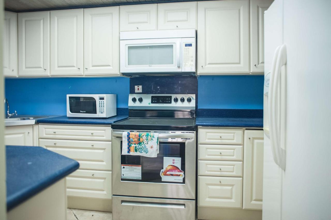 Seawind Beach Apartments Montego Bay Buitenkant foto