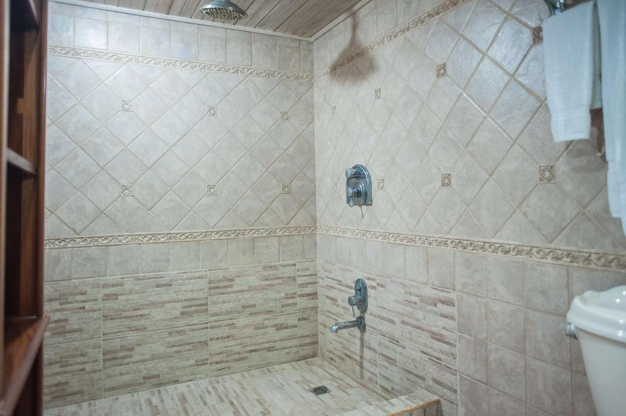 Seawind Beach Apartments Montego Bay Buitenkant foto