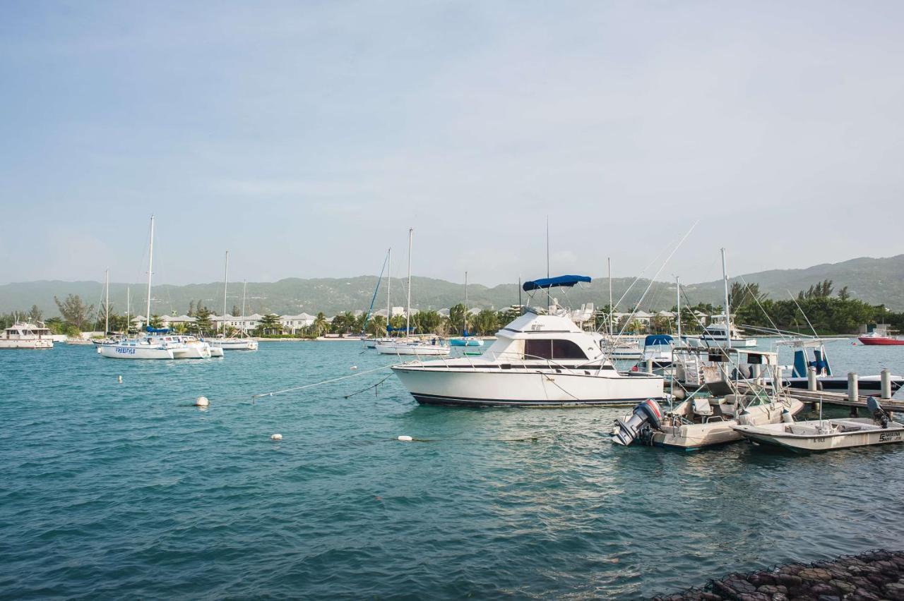 Seawind Beach Apartments Montego Bay Buitenkant foto