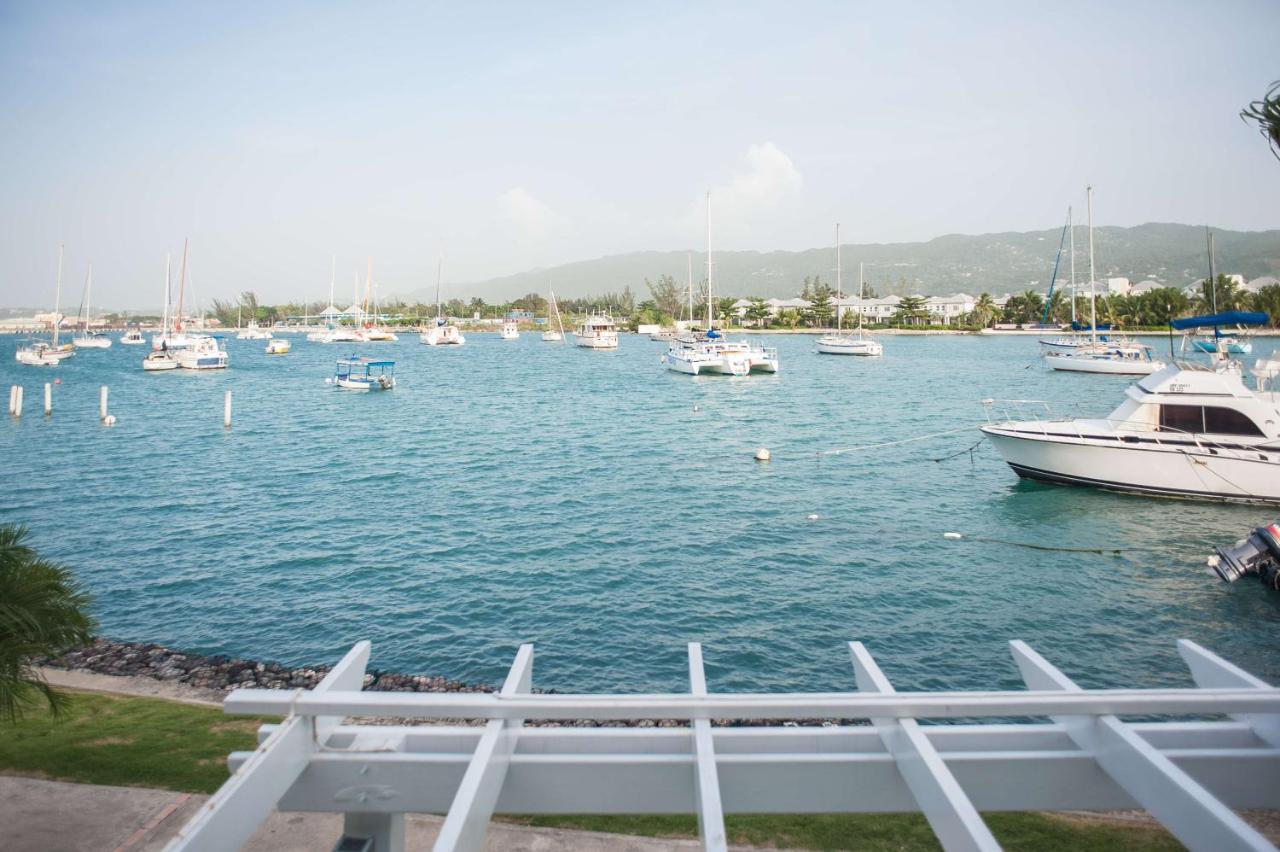 Seawind Beach Apartments Montego Bay Buitenkant foto
